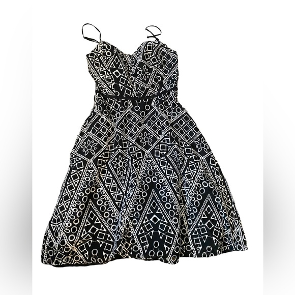 Authentic Banana Republic Geo Strappy Dress Worn By Victoria Newman (Young&Rest) - Picture 14 of 16